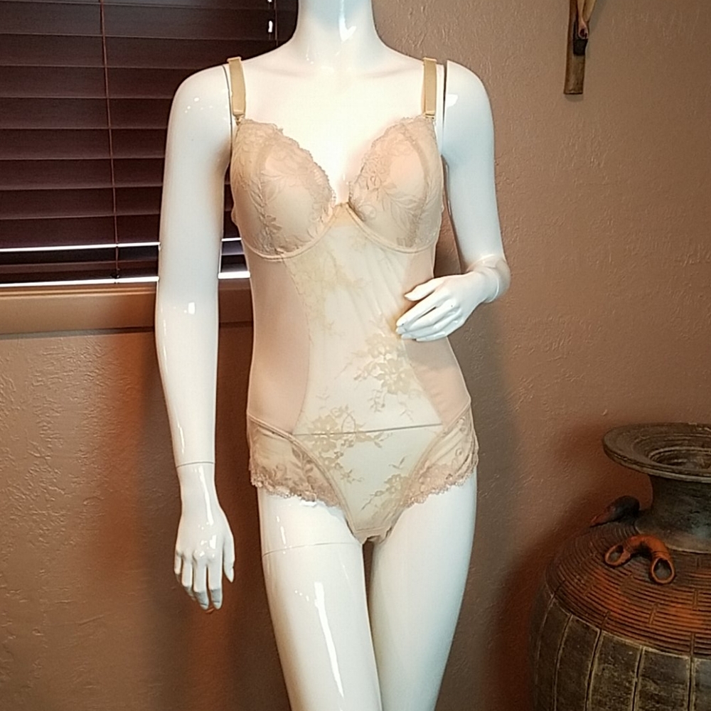 NWOT Convertible bodysuit with cups